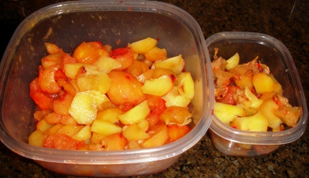 peach salsa:  cutting the peaches