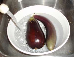 تخزين الخضار والفواكة بالصور eggplant_wash.jpg