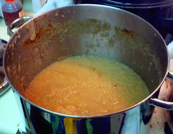 Saisonner et garder la compote de pommes chaude