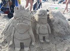 Despicable ME 2 Minions sand sculpture
